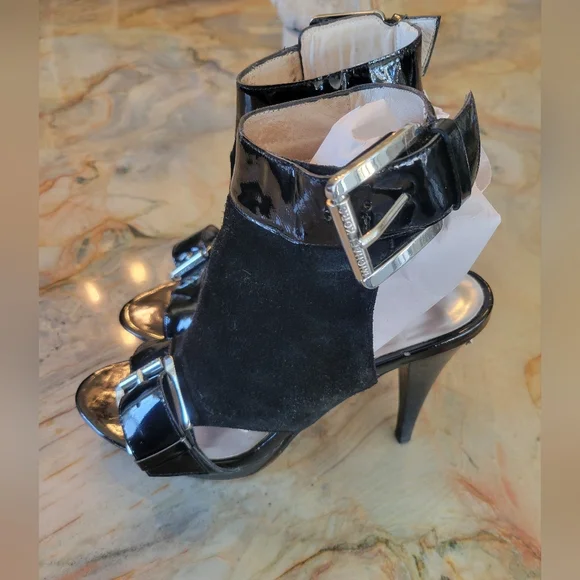 Gorgeous Black Heeled Michael Kors Sandals - Picture 3 of 5